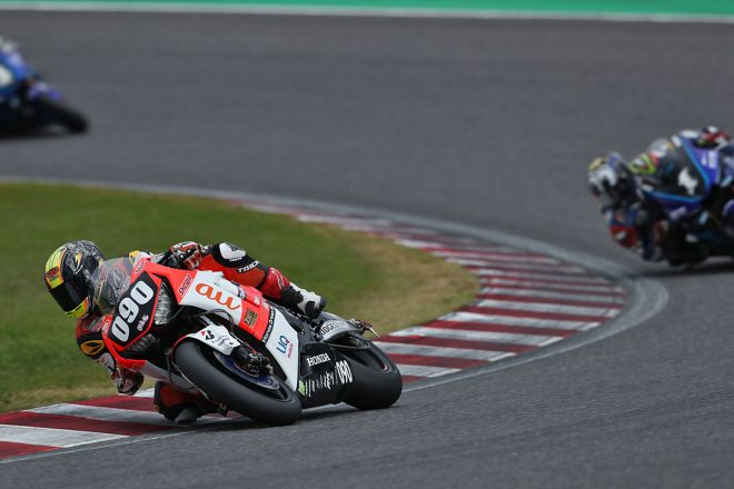 全日本ロードレース第8戦鈴鹿レース2の序盤で2番手に上がった秋吉耕佑（au･テルル MotoUP RT）