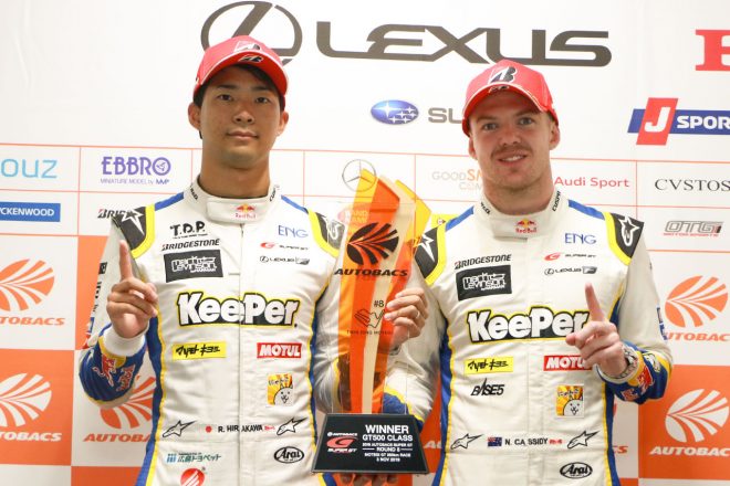 会見でも言葉少なだったふたりだが、写真撮影では気丈に振る舞っていた