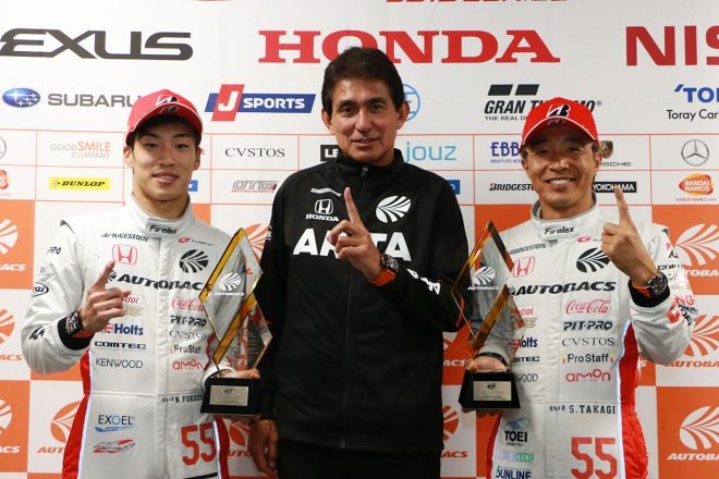 2019年のGT300チャンピオンを獲得した福住仁嶺と高木真一、チームの鈴木亜久里監督