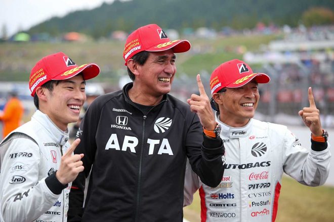 GT300シリーズチャンピオンを獲得したARTAの高木真一と福住仁嶺、鈴木亜久里監督