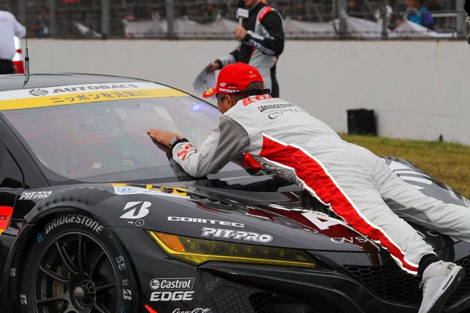 フィニッシュ後、恒例の“ダイブ”で福住仁嶺を迎えた高木真一