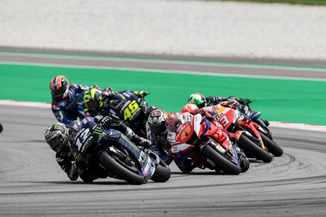 混戦のオープニングラップをトップで終えたビニャーレス