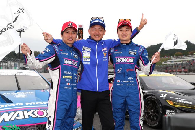 チャンピオン獲得を喜ぶ大嶋和也(左)、脇阪寿一監督(中央)、山下健太(右)