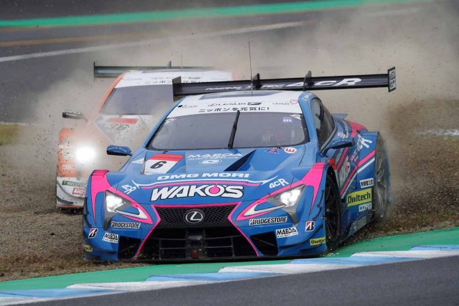 38周目のビクトリーコーナーでのWAKO'S 4CR LC500（山下）とau TOM'S LC500（関口）のバトル