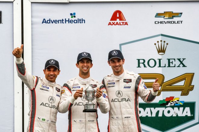 2019年デイトナ24時間で総合3位となり表彰台に立った7号車アキュラの（左から）エリオ・カストロネベス、リッキー・テイラー、アレクサンダー・ロッシ