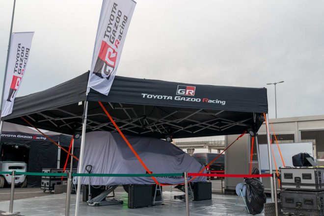 TOYOTA GAZOO Racingにはカバーがかけられたトヨタ・ヤリスWRCの姿も