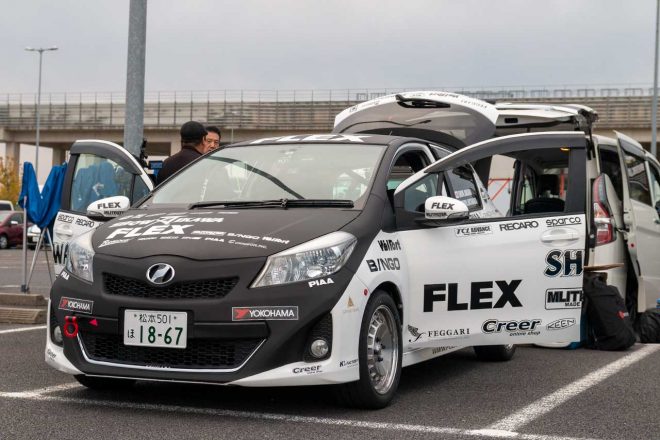 哀川翔がドライブするFLEX SHOW AIKAEA Racingのトヨタ・ヴィッツ