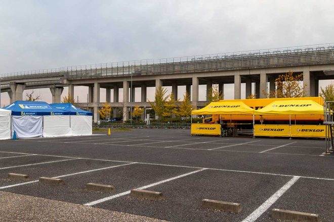 タイヤを供給するミシュランとダンロップのテントはすでに準備が整っていた