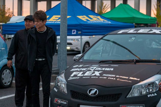FLEX SHOW AIKAEA Racingのトヨタ・ヴィッツをドライブする哀川翔