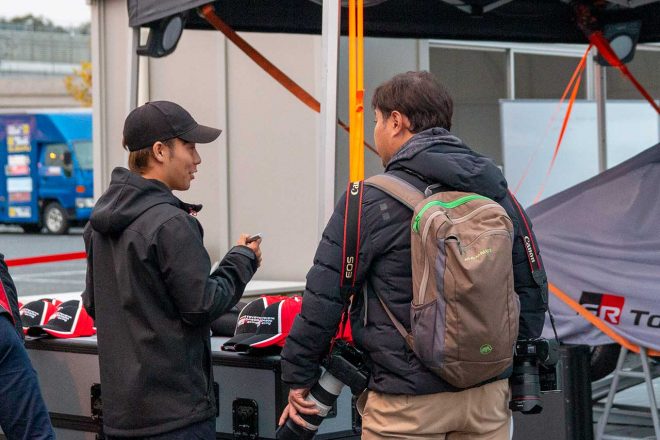 サービスパークに姿を見せた勝田貴元（左）