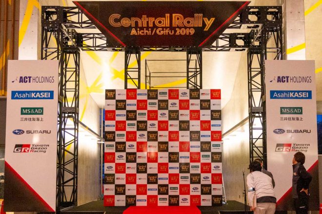 設営が進むセレモニーポディウム