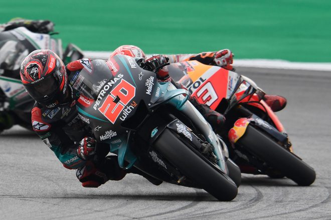 ファビオ・クアルタラロの後ろにピタリとつけるマルク・マルケス