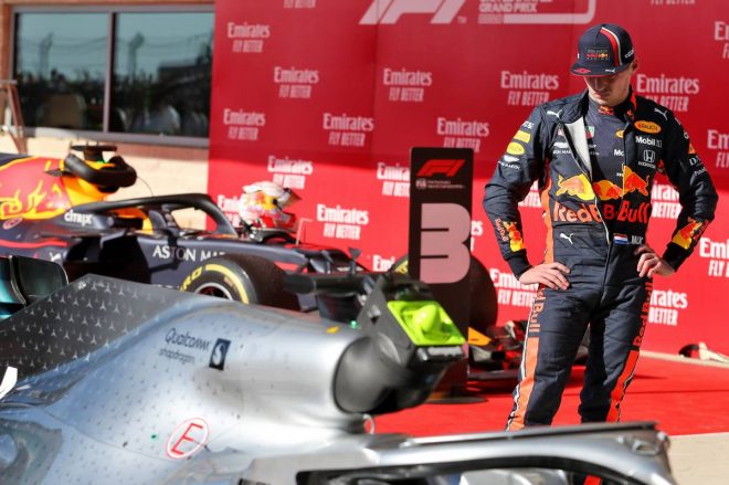 「いや～追い抜けたわ～」と思いながら（違う）メルセデスのマシンをみるフェルスタッペンさん