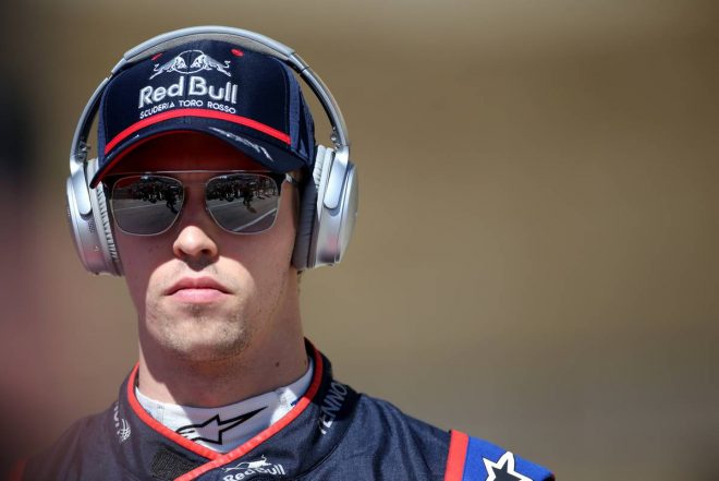 サングラスとヘッドフォンを外して笑うのです…クビアトさん…