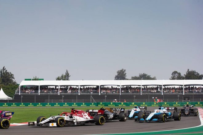 スタートを決められなかったライコネンさんは後方争いに飲み込まれていく