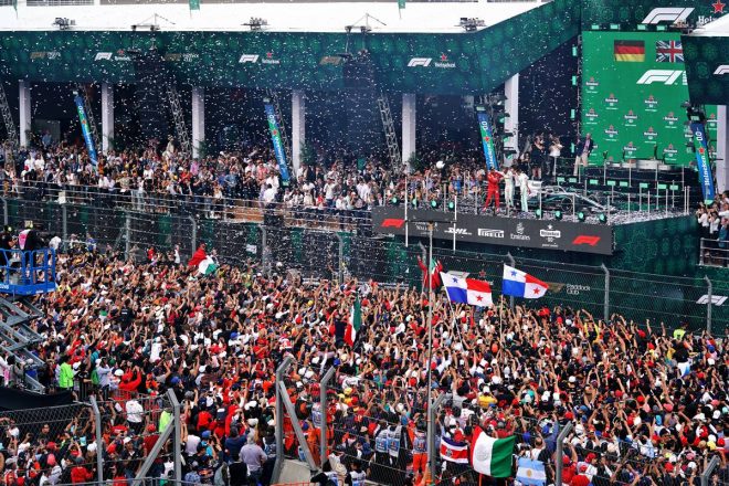 メキシコではF1が人気でお客さんいっぱいだねぇ。いいねぇ