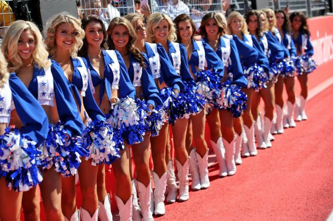 美女がこんなにたくさんいたら見とれちゃうでしょ？