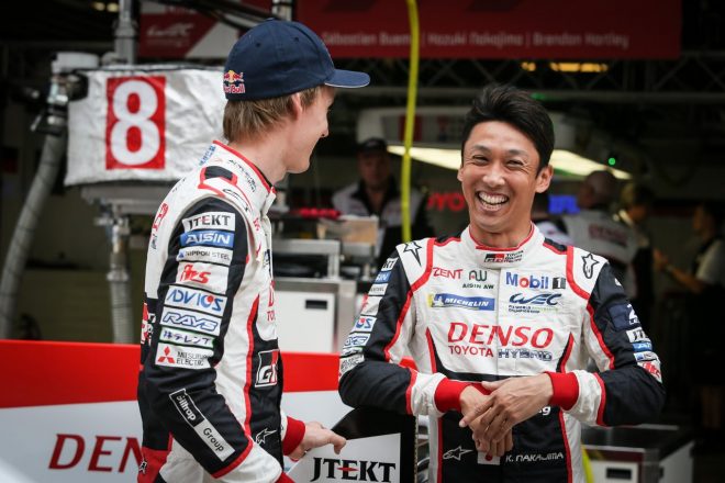 8号車トヨタTS050ハイブリッドをドライブするブレンドン・ハートレーと中嶋一貴