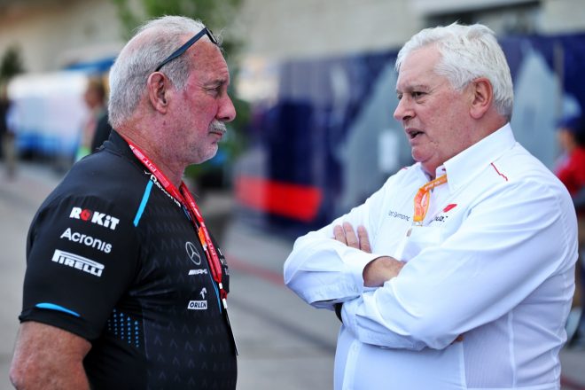 ウイリアムズのノン・エグゼクティブ・ディレクター、ブラッド・ホリンガー（左）と意見交換する F1のチーフテクニカルオフィサーを務めるパット・シモンズ（右）