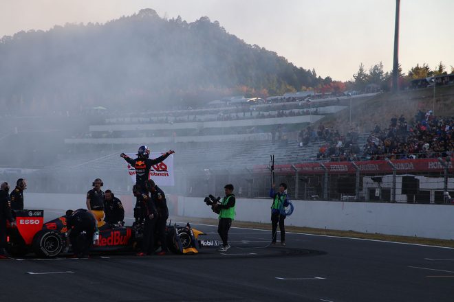 レッドブルF1がもてぎでデモラン。クルサードが『RB7』をドライブ、白煙を上げてドーナツターン