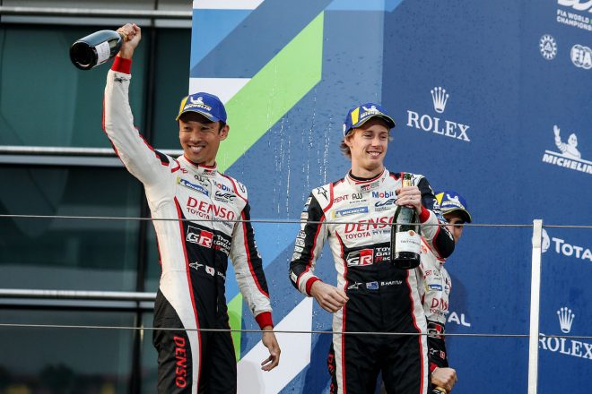 総合2位となった8号車トヨタTS050ハイブリッドの中嶋一貴とブレンドン・ハートレー