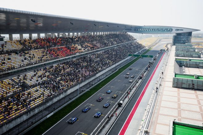 2019／2020年WEC第3戦上海のスタートシーン。2台のジネッタと7号車トヨタTS050ハイブリッドが、スタート／フィニッシュラインより前で1号車レベリオンを追い越いペナルティを受けた。