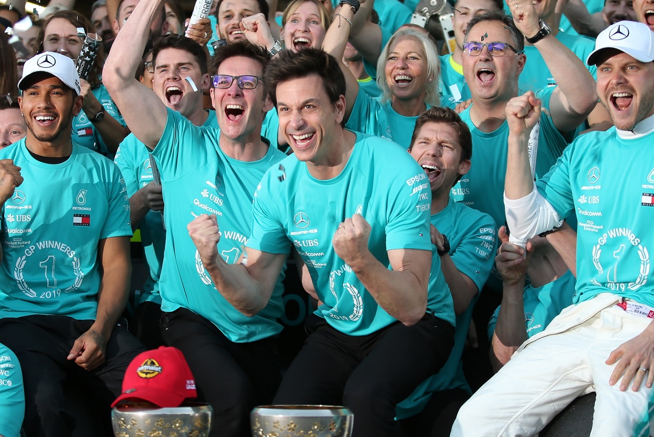 2019年F1日本GPでコンストラクターズタイトル獲得を祝うメルセデスのウォルフ代表、ハミルトン、ボッタスら
