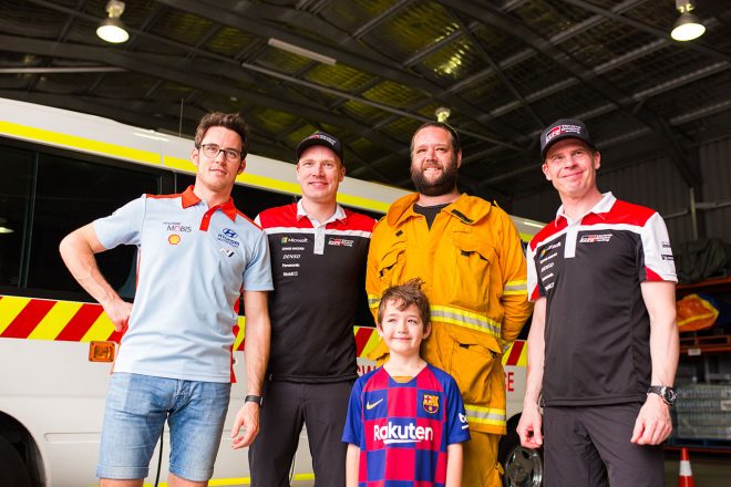 オーストラリアの地元消防所を訪れたWRCドライバーたち