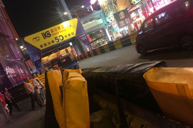 リスボア・ベンドの立ち上がり、ガードレールのコース側には衝撃吸収材が新しく貼られていた。同じような安全装置はコースの各所で目に付いた。