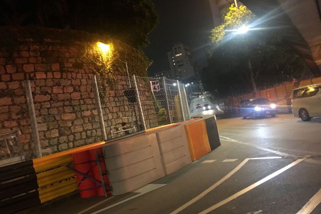 サンフランシスコ・ベンドの外側はこれまでのタイヤ・バリアに代えて、“TECPRO”バリアが設置された。キャッチ・フェンスの存在もあって、以前とは様変わりしている。