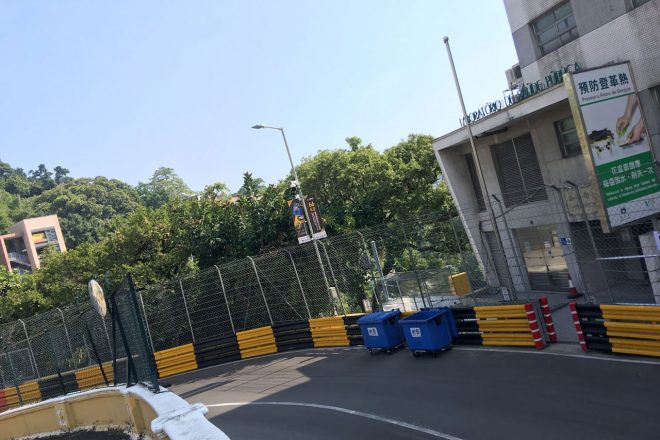 サンフランシスコ・ヒルの登り坂を上がりきった先、マタニティ・ベンドへ向かう手前の左コーナー。手前に路面の“うねり”があって事故が頻発する個所としても有名である。