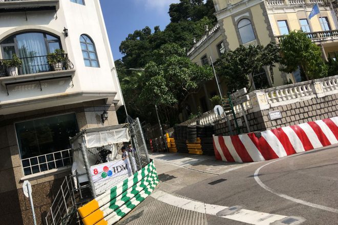 マカオでは歴史のある東望洋酒店(ギア・ホテル)を左手に見て右コーナーをクリア。意外にもここでのクラッシュは少ない。宿泊客はホテル屋上からレースを観戦できる。