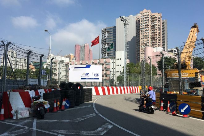 ポリス・ベンドは低速コーナーとはいえコース幅が狭く視界が悪い。近年はGTレースなどで事故が多発、赤旗中断を発生させる鬼門として有名になってしまった。