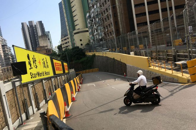 基本的に追い越し禁止のポリス・ベンド。コーナーの立ち上がりには、リスボア・ベンドの立ち上がりと同様にコース側に衝撃吸収材が貼られていた。それでも、FIA-F3車両は曲がれるのか?