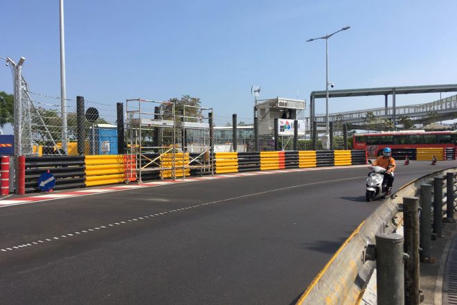 フィッシャーマンズ・ベント手前の直線部分からその先のベンド立ち上がりにかけては、例年同様に路面が新しく舗装し直されていた。