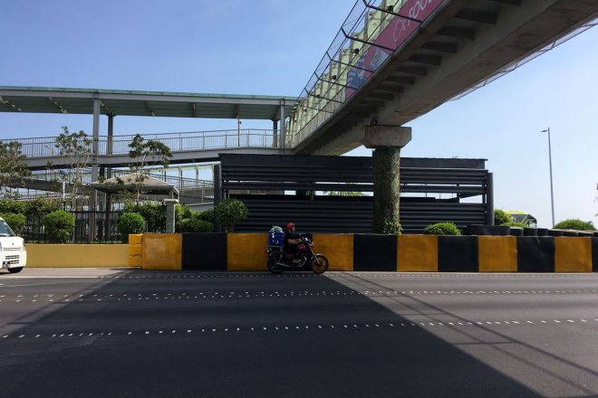 フィッシャーマンズ・ベンド立ち上がりのフォトグラファーズ・バンカーは健在。ここにもガードレールのコース側には衝撃吸収材が見られる。