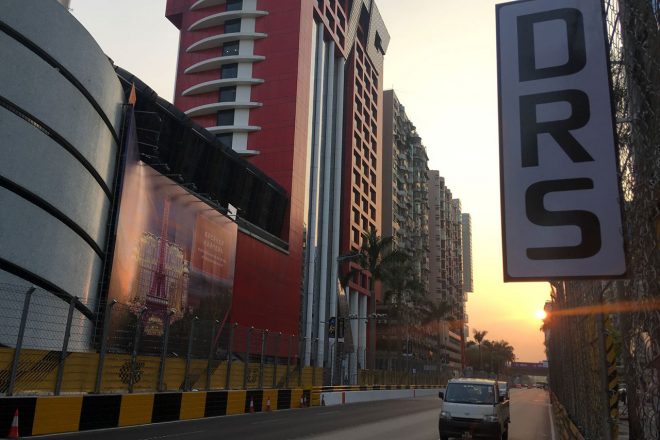 第1コーナーを抜けて長い直線のあとに控える高速コーナー、マンダリン・オリエンタル・ベンド出口の先から設置される“DRS”ゾーンは、リスボア・ベンドのブレーキングまで続く。