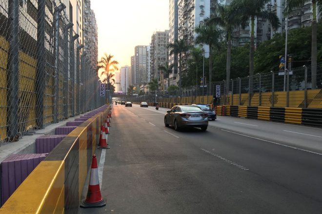 マンダリン・オリエンタル・ベンドの高速右コーナー左側(外側)には、インディアナポリス・モータースピードウェイが先鞭をつけた“SAFER”バリアが新設された(写真左端)。