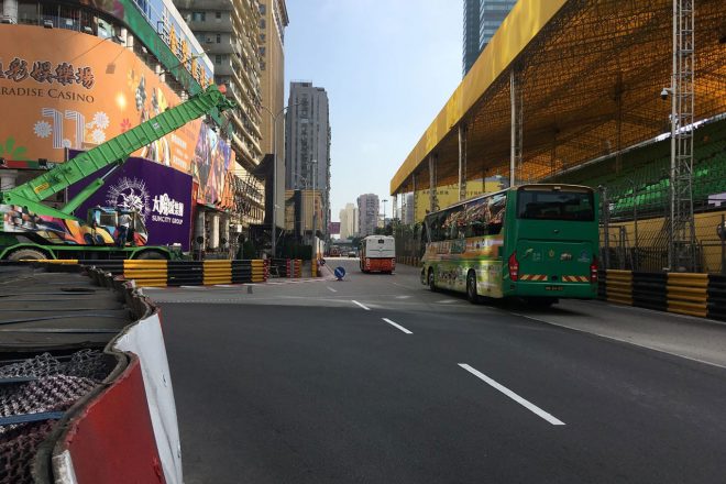 リスボア・ベンドのエスケーブ・ゾーンから撮影。リスボア・ベンド進入部分の内側は、フェンスとガードレールがコース側へせり出して縁石との隙間が狭くなっている。