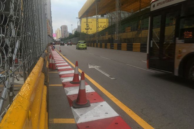 上写真の拡大。ストレート・エンドは昨年までよりも絞り込まれて、明らかに狭さを感じる。エイペックスに設置されていた青い“ソーセージ”も取り除かれていた。