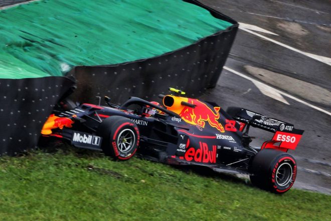 2019年F1第20戦ブラジルGP初日　アレクサンダー・アルボン（レッドブル・ホンダ）がFP1でクラッシュ