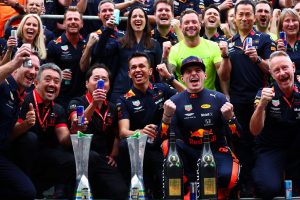 F1 | 2019年F1第20戦ブラジルGP マックス・フェルスタッペンのポール・トゥ・ウインを祝うレッドブルとホンダ