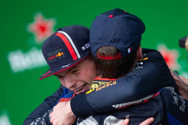 2019年F1第20戦ブラジルGP　ピエール・ガスリーと抱き合うマックス・フェルスタッペン