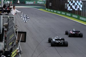 F1 | 2019年F1第20戦ブラジルGP ピエール・ガスリー(トロロッソ・ホンダ)とルイス・ハミルトン(メルセデス)が僅差でフィニッシュ