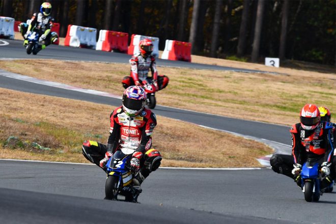 オートパラダイス御殿場で開催されたFestival di 2&4の74daijiroのレース。二輪トップライダーはバイクが小さくても走りはさすが。