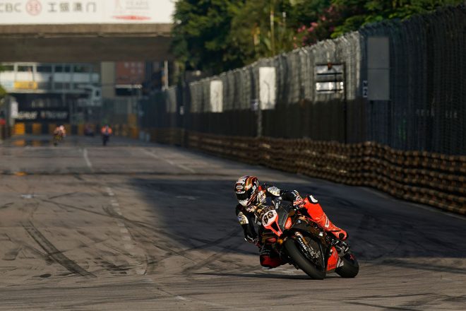 後続を引き離すピーター・ヒックマン（MGM by Bathams）