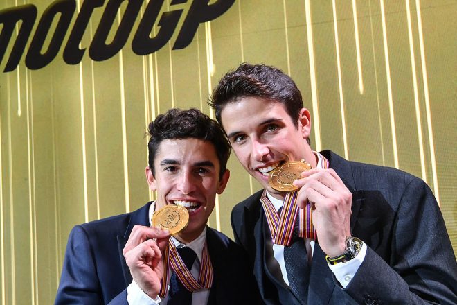 FIM表彰式に出席した2019年MotoGP王者のマルクとMoto2王者のアレックス