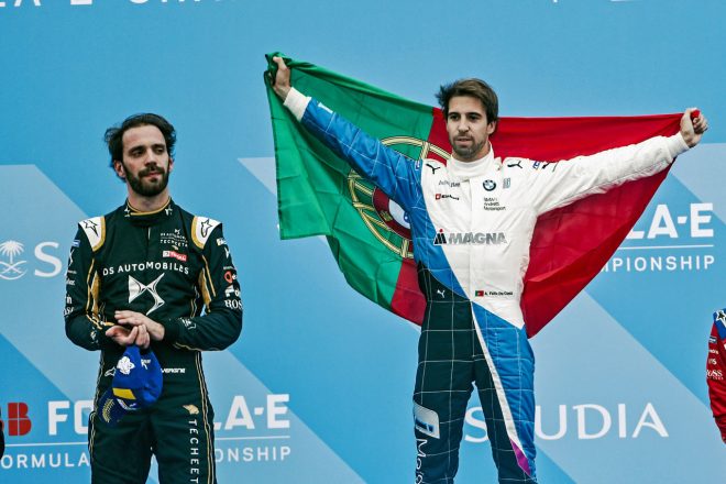 2018／19年シーズンのフォーミュラE開幕戦ディルイーヤE-Prixで優勝したアントニオ・フェリックス・ダ・コスタ（右）と同2位となったジャン-エリック・ベルニュ（左）