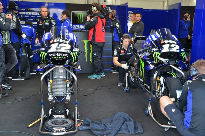 ヤマハの2020年型ヤマハYZR-M1プロトタイプ（右）は、特にエアダクトの形が変わっている