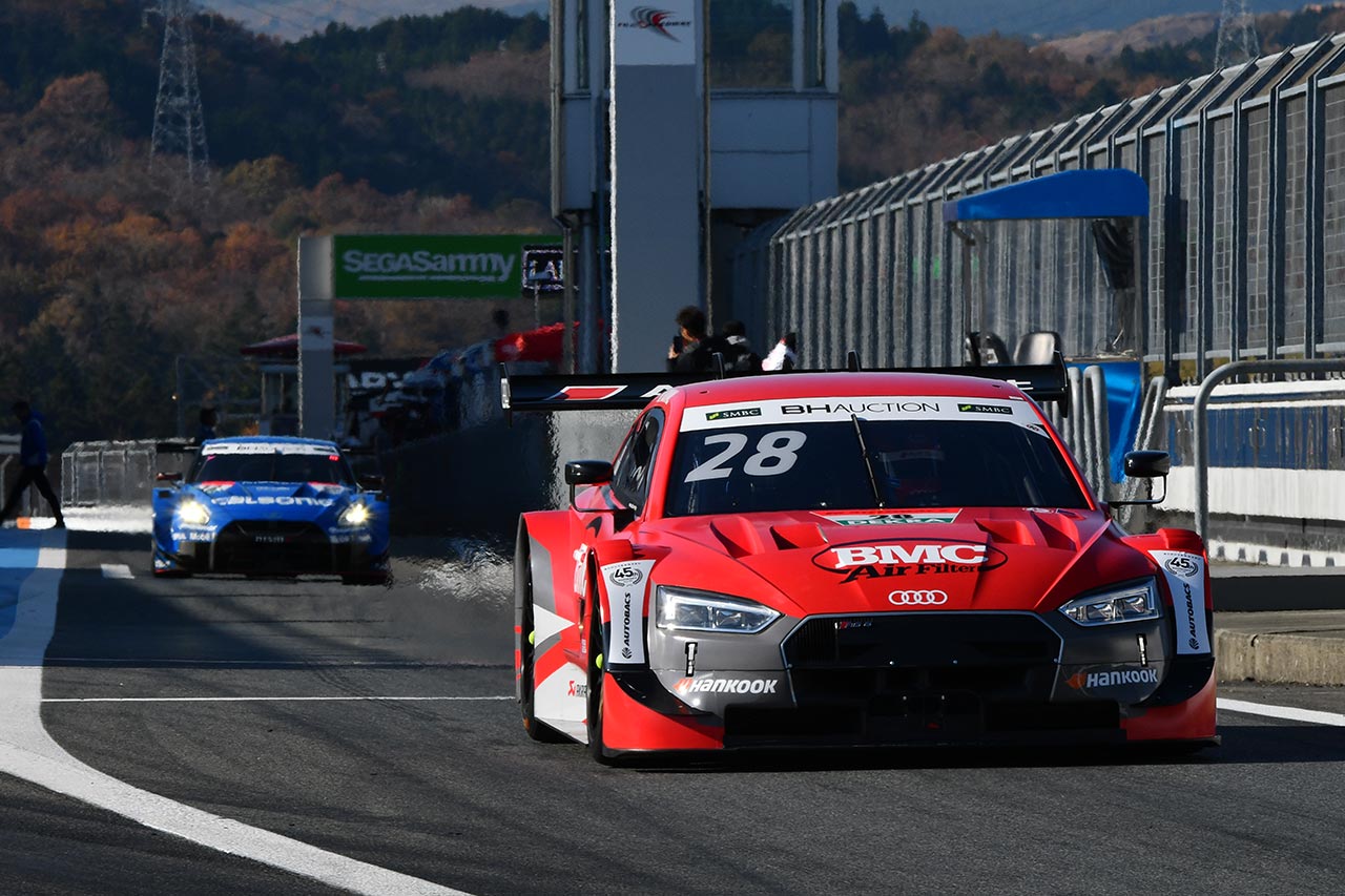 ピットアウトするロイック・デュバルのBMC Airfilter Audi RS5 DTM